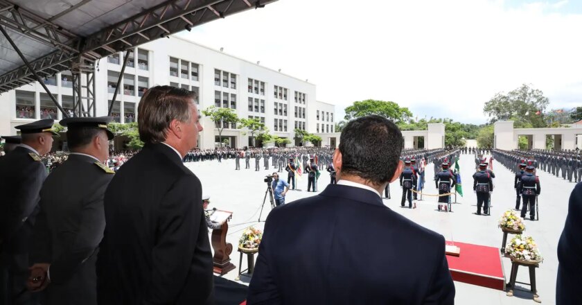 Presidente Bolsonaro participa de formatura de cadetes na Aman