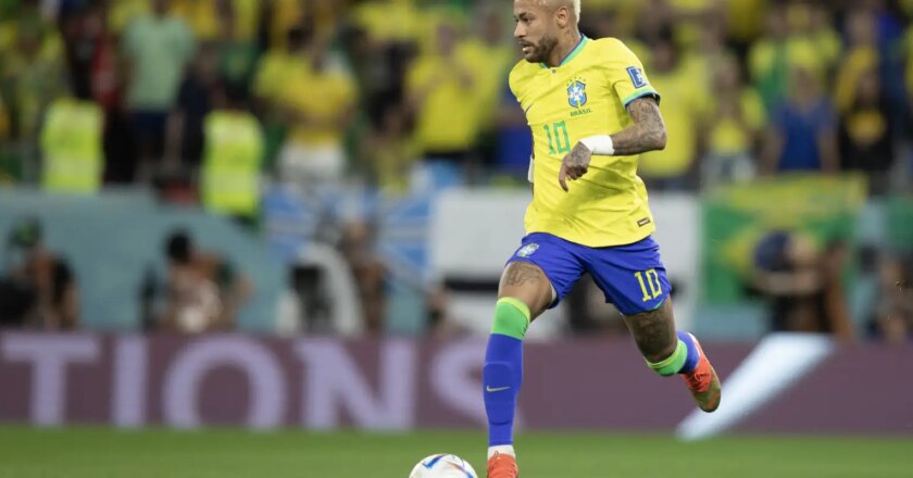 Pelé envia mensagem de apoio a Neymar após eliminação da Copa