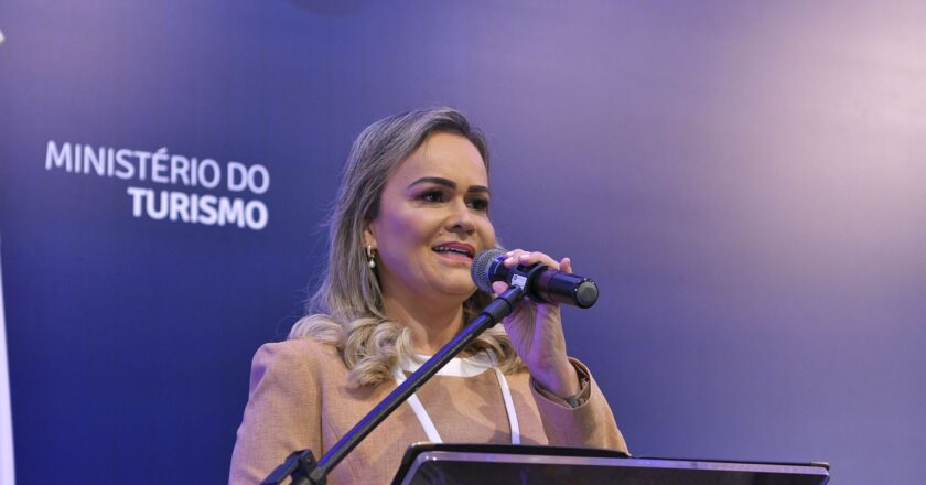 Lula mantém ministra do Turismo no cargo