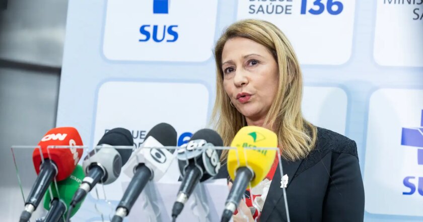 Vacinas pediátricas contra covid-19 estão esgotadas, diz ministério