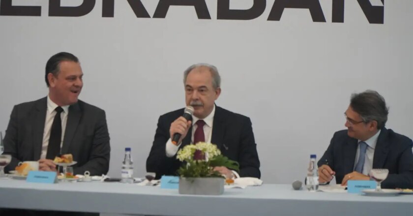 Após encontro com Febraban, Mercadante defende redução na TLP