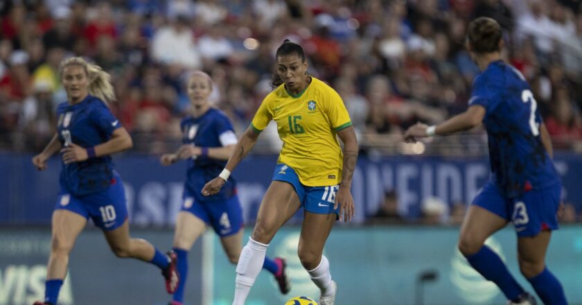 Seleção feminina joga bem, mas perde de 2 a 1 para os Estados Unidos