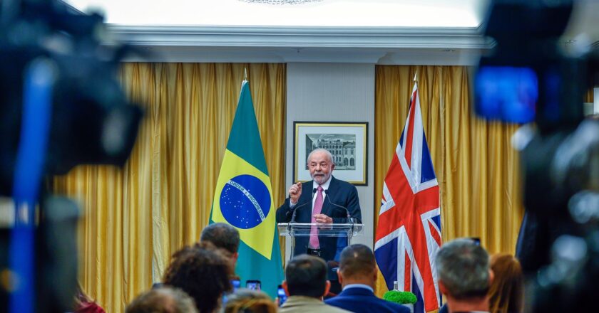 Lula critica manutenção de prisão de Julian Assange