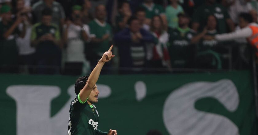 Brasileiro: Palmeiras goleia Grêmio para dormir na liderança