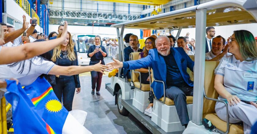 Lula diz que país voltará a crescer e critica juros altos