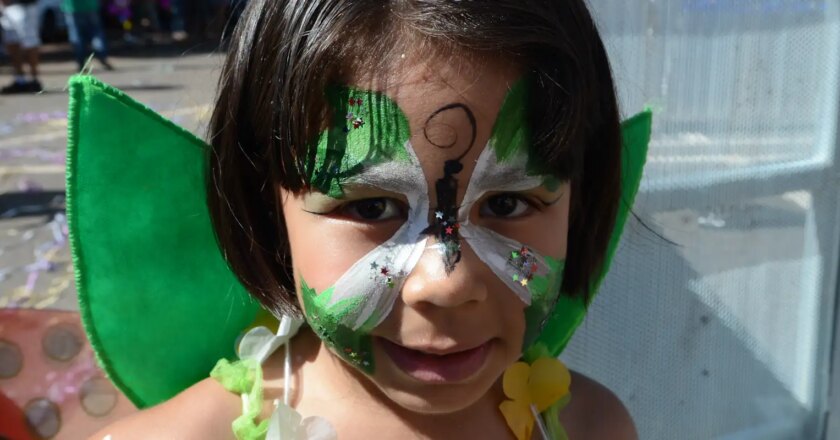 Bloquinhos de rua são brincadeira saudável para crianças no carnaval