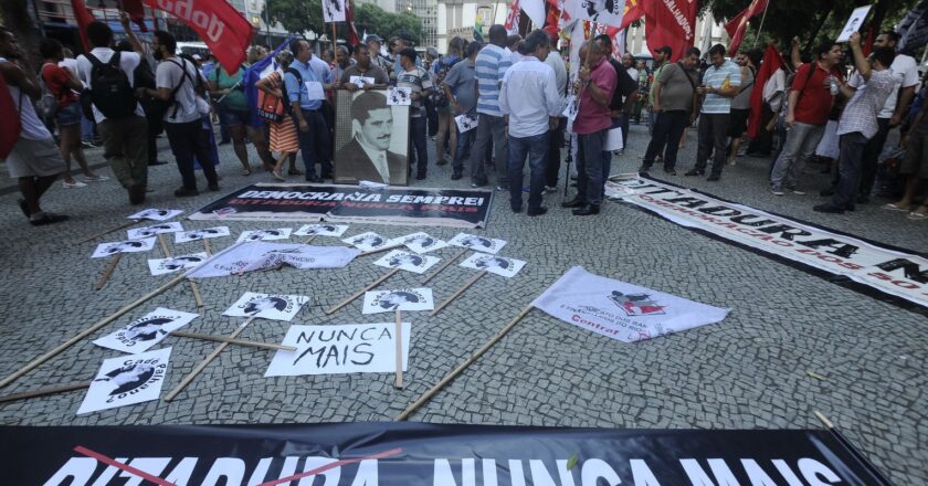 Historiadores explicam disputa de narrativas sobre ditadura militar