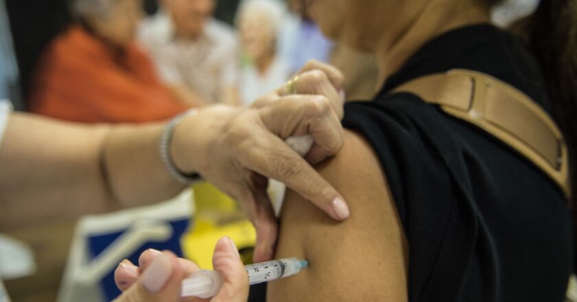 Baixa vacinação de idosos acende alerta para casos de gripe