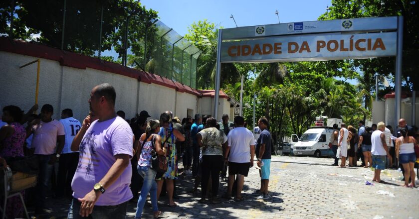 Famílias de vítimas de maior chacina no Rio pedem reparação