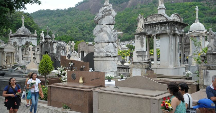 Cemitérios do país recebem visitas guiadas e viram museus a céu aberto