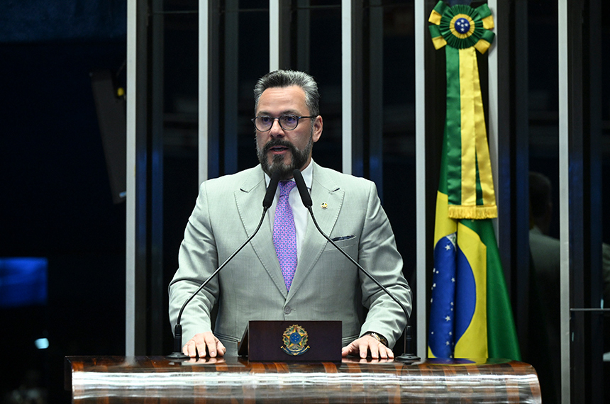 À tribuna, em discurso, senador Alan Rick (União-AC).