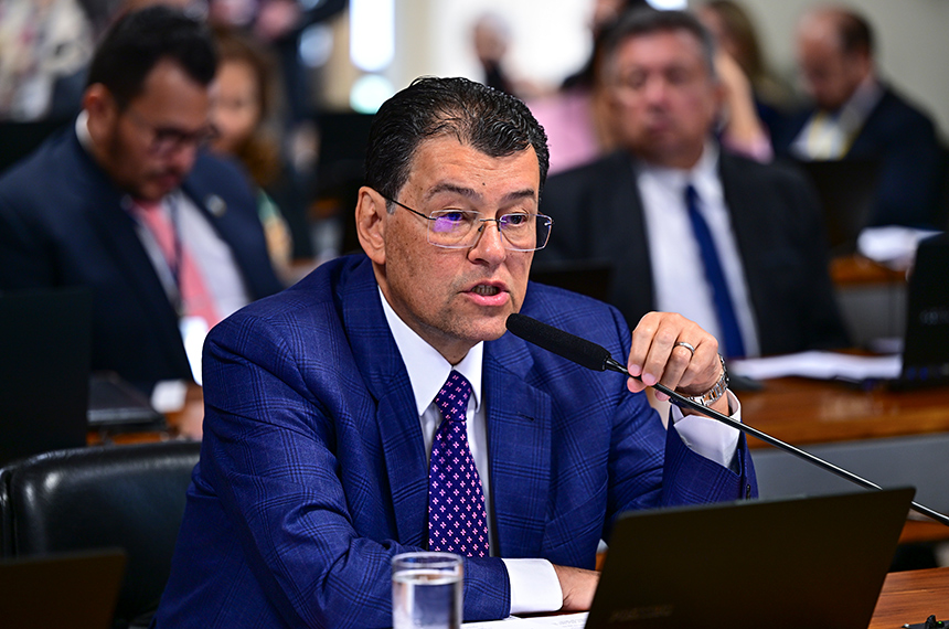 À bancada, em pronunciamento, senador Eduardo Braga (MDB-AM).