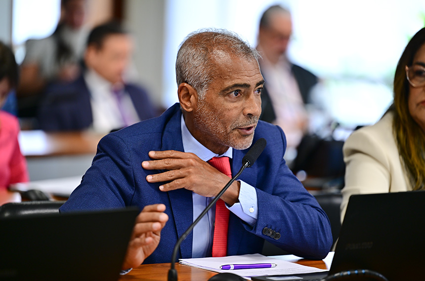 Em pronunciamento, à bancada, senador Romário (PL-RJ).