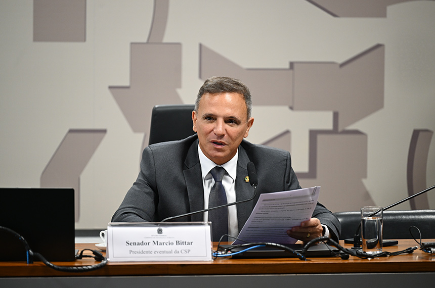 À mesa, presidente eventual da CSP, senador Marcio Bittar (PL-AC), conduz reunião.