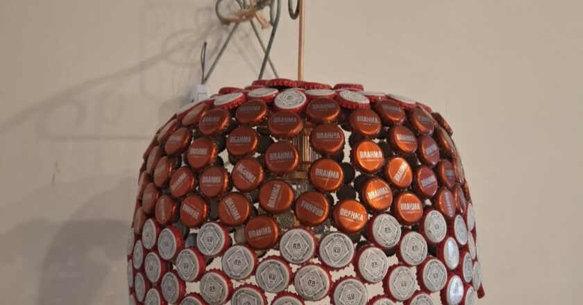 Artesãos voluntários do Galpão das Artes da Comlurb abrem Bazar de Natal com produtos ecológicos