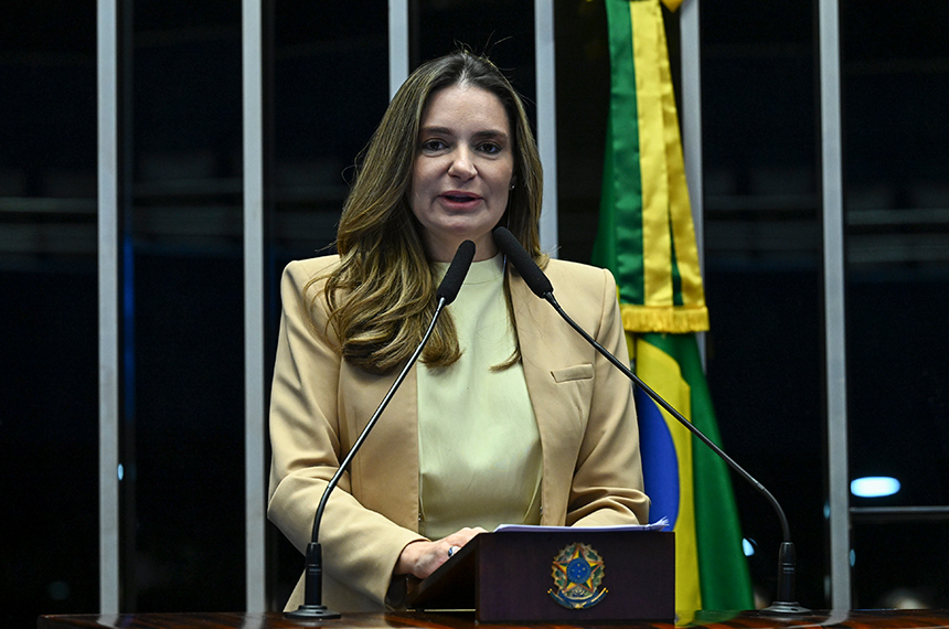 Em discurso, à tribuna, senadora Augusta Brito (PT-CE).
