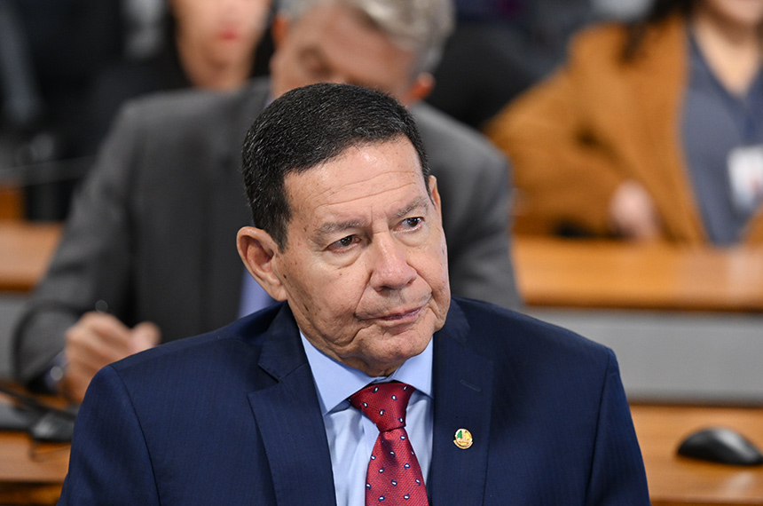 Em destaque, à bancada, senador Hamilton Mourão (Republicanos-RS).