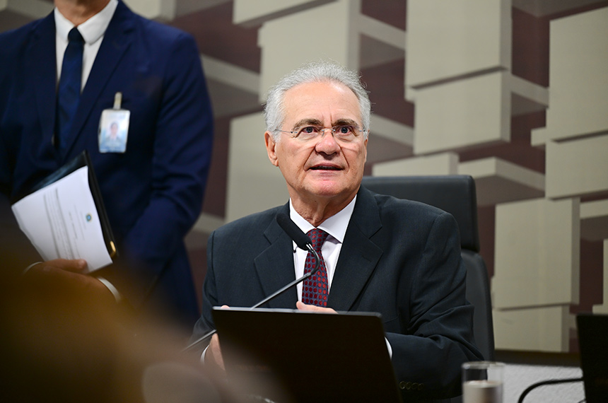 À mesa, presidente da CAE, senador Renan Calheiros (MDB-AL), conduz reunião.