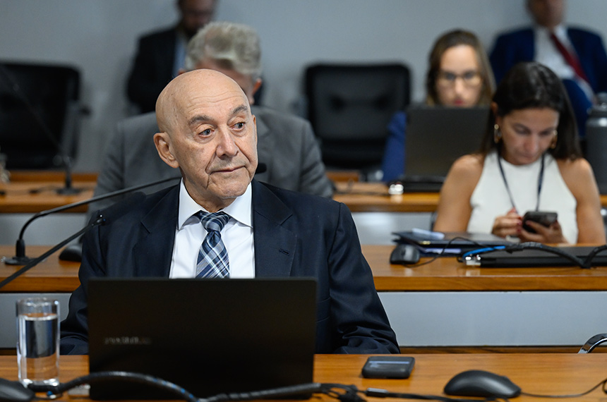 Em pronunciamento, à bancada, senador Confúcio Moura (MDB-RO).
