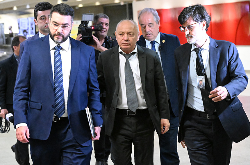 Presidente da Confederação Brasileira dos Trabalhadores da Pesca e Aquicultura (CBPA), Abraão Lincoln Ferreira da Cruz, deixa a sala da CPMI escoltado pela Polícia do Senado após receber voz de prisão.