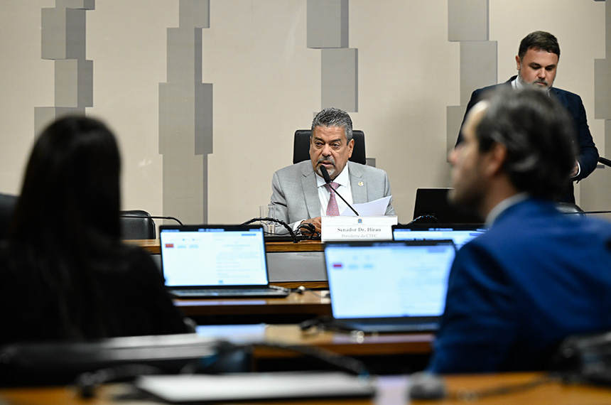 À mesa, presidente da CTFC, senador Dr. Hiran (PP-RR).