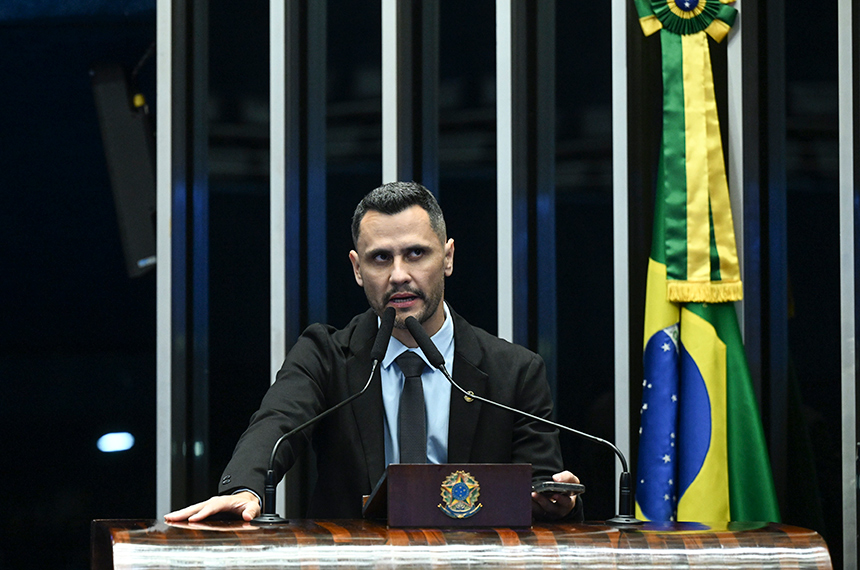 Senador Cleitinho (Republicanos-MG) em discurso à tribuna.
