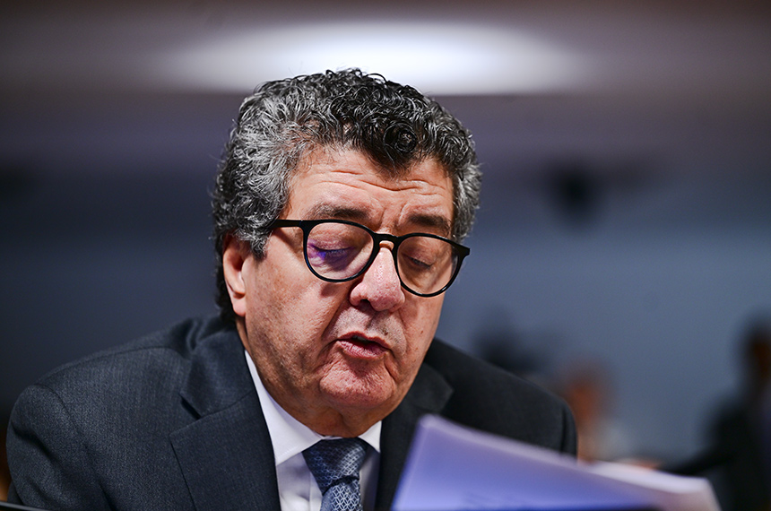 À bancada, em pronunciamento, senador Fernando Farias (MDB-AL).