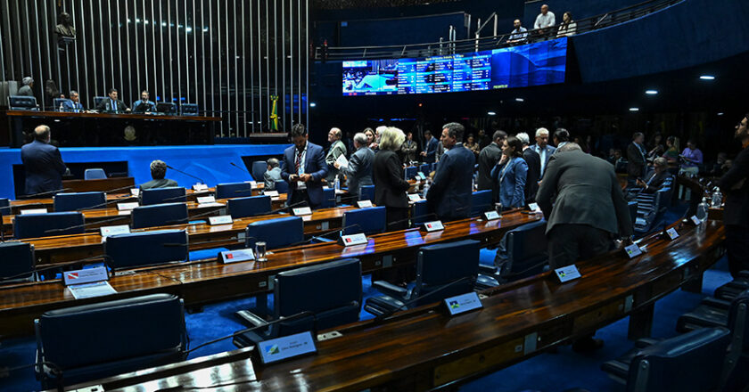 Escolas públicas são obrigadas a fornecer água potável, aprova Senado