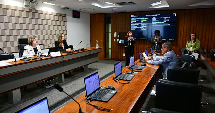 Estagiário pode ter licença médica sem desligamento do estágio, aprova CE