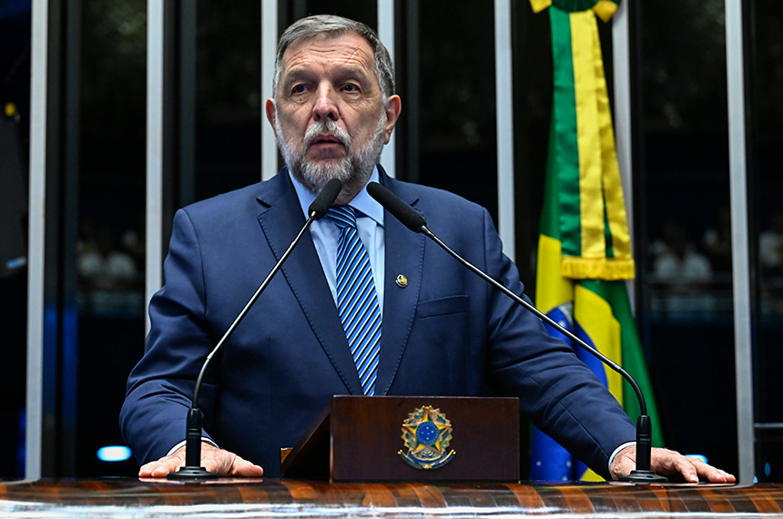 À tribuna, em discurso, senador Flávio Arns (PSB-PR).