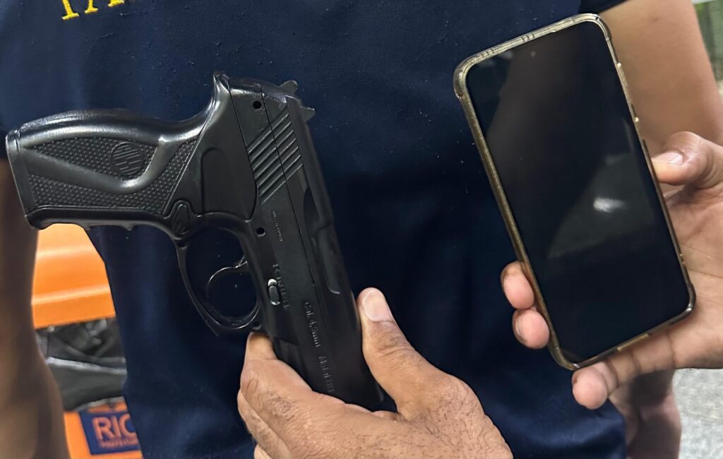 Guardas prendem homem que usou arma falsa para roubar celular de passageiro de aplicativo em São Cristóvão
