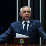 Izalci cobra valorização das polícias e defende educação para combater crime