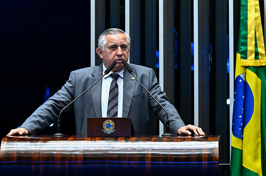 Em discuso, à tribuna, senador Izalci Lucas (PL-DF).