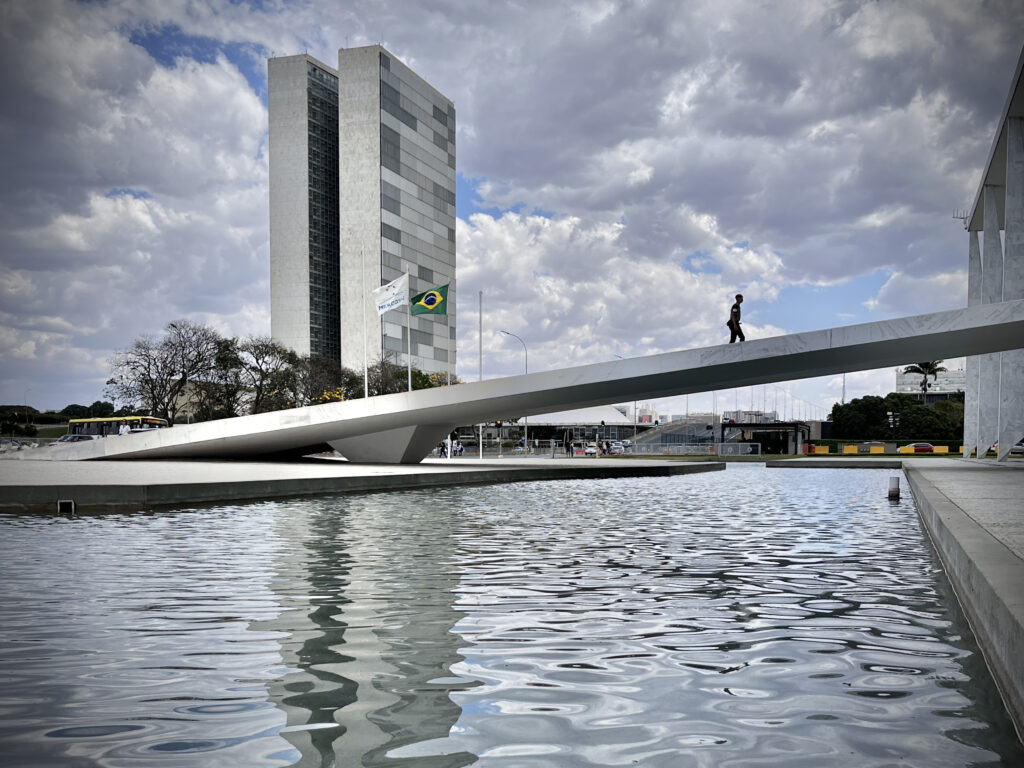 Sede das duas Casas do Poder Legislativo e um dos mais famosos cartões postais do Brasil, o Palácio do Congresso Nacional é composto por duas cúpulas e duas torres de 28 andares, que abrigam a Câmara dos Deputados e o Senado Federal.