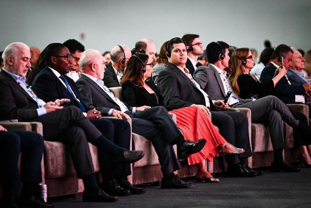 De volta a Belém (PA), desta vez para a abertura da 30ª Conferência do Clima da ONU (COP30), o presidente do Congresso Nacional e do Senado Federal, Davi Alcolumbre (União-AP), afirmou, nesta segunda-feira (10), que o Brasil tem contribuído de forma efetiva para a proteção do meio ambiente. Ele citou o caso de seu estado, o Amapá, considerado líder nacional em preservação ambiental e pioneiro em projetos que aliam desenvolvimento socioeconômico e cuidado com a natureza.