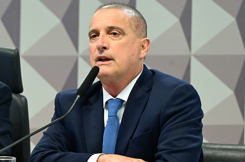 À mesa, em pronunciamento, ex-ministro do Trabalho e Previdência, Onyx Dornelles Lorenzoni.