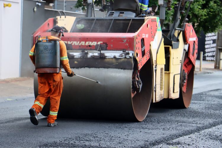Pacote de recape asfáltico da Prefeitura avança para novas ruas e avenidas