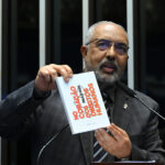 Paim comemora lançamento de livro dele sobre direitos humanos