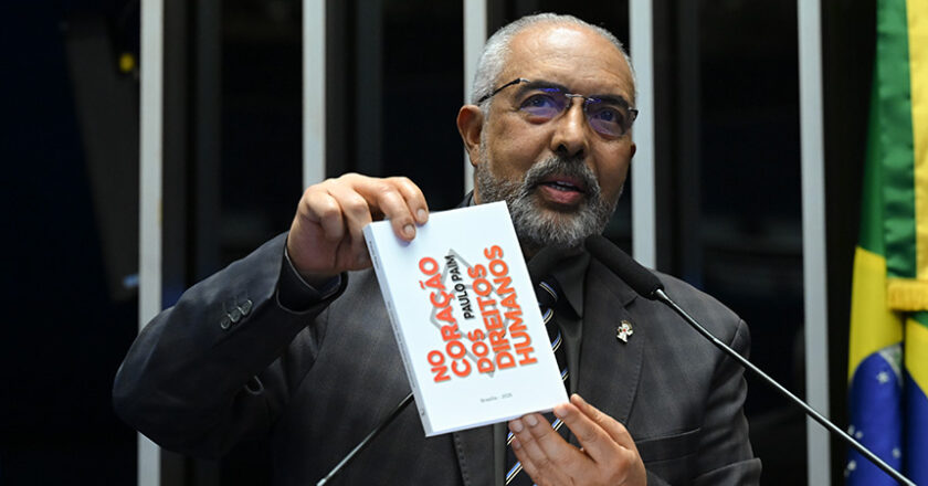 Paim comemora lançamento de livro dele sobre direitos humanos