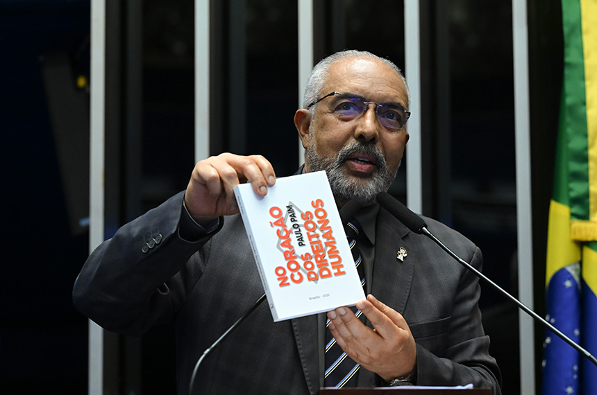 Senador Paulo Paim (PT-RS) em discurso à tribuna.