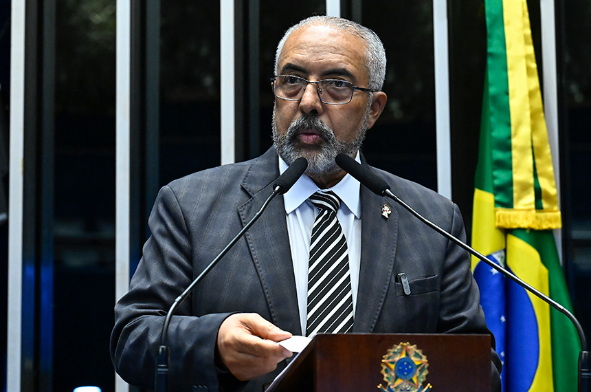Senador Paulo Paim (PT-RS) em discurso à tribuna.