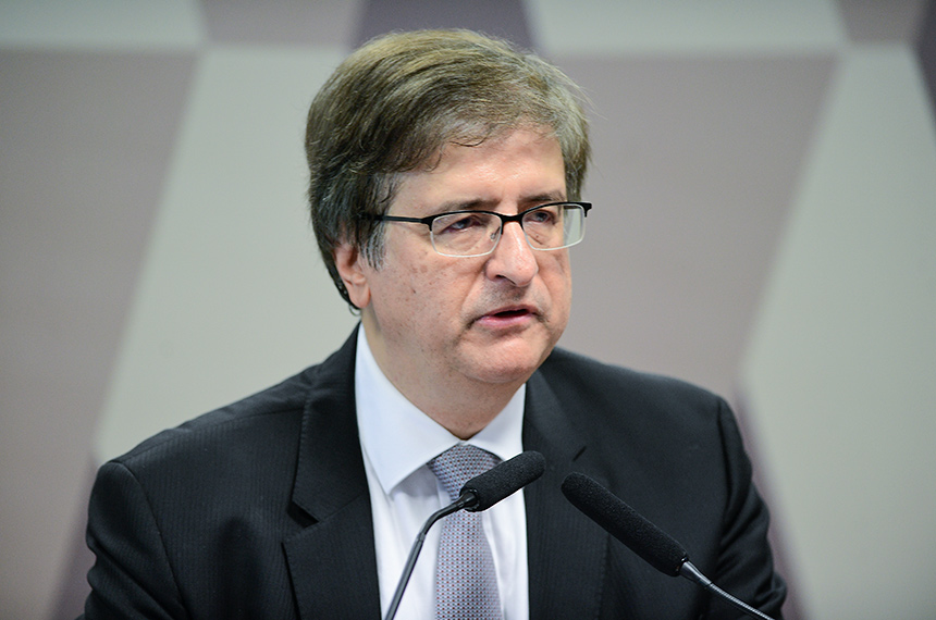 À mesa, indicado para exercer o cargo de Procurador-Geral da República, Paulo Gustavo Gonet Branco (MSF 89/2023), inicia sua apresentação. Gonet afirma que toda sua vida profissional foi marcada pela atividade jurídica.