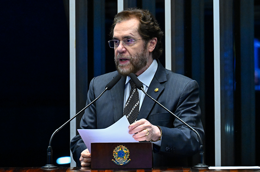 Em discurso, à tribuna, senador Plínio Valério (PSDB-AM).