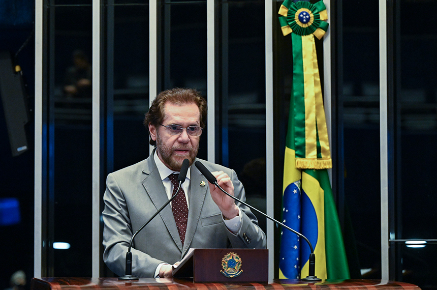 Em discurso, à tribuna, senador Plínio Valério (PSDB-AM).