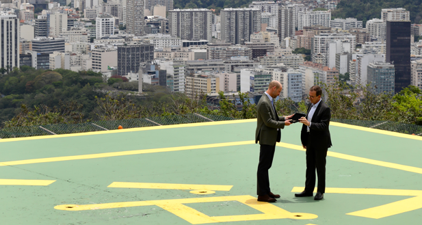 Prefeito do Rio entrega a chave da cidade para o príncipe de Gales