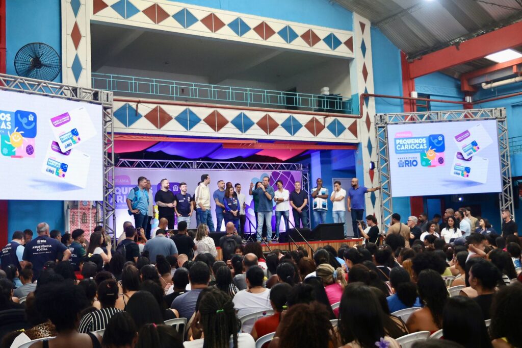 Prefeitura entrega 2.300 cartões da Primeira Infância Carioca para moradores da Zona Oeste