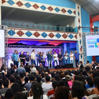 Prefeitura entrega 2.300 cartões da Primeira Infância Carioca para moradores da Zona Oeste