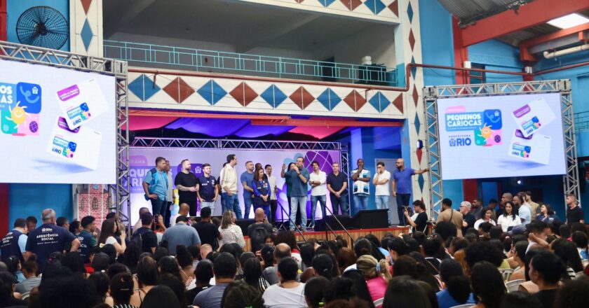Prefeitura entrega 2.300 cartões da Primeira Infância Carioca para moradores da Zona Oeste