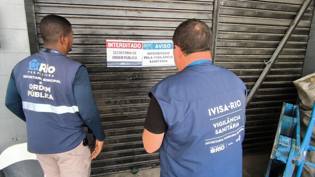 Vigilância Sanitária e Ordem Pública inutilizam 160 litros de cachaça sem rotulagem no Jardim América