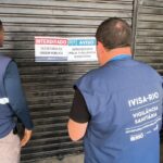 Vigilância Sanitária e Ordem Pública inutilizam 160 litros de cachaça sem rotulagem no Jardim América